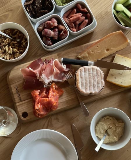 Tapas serveret på tapasbræt