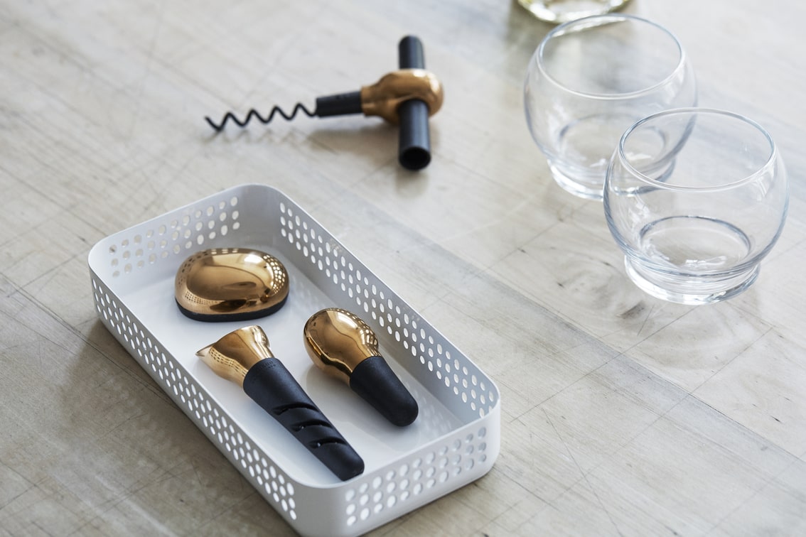 Kurv med vinoplukker og vandglas