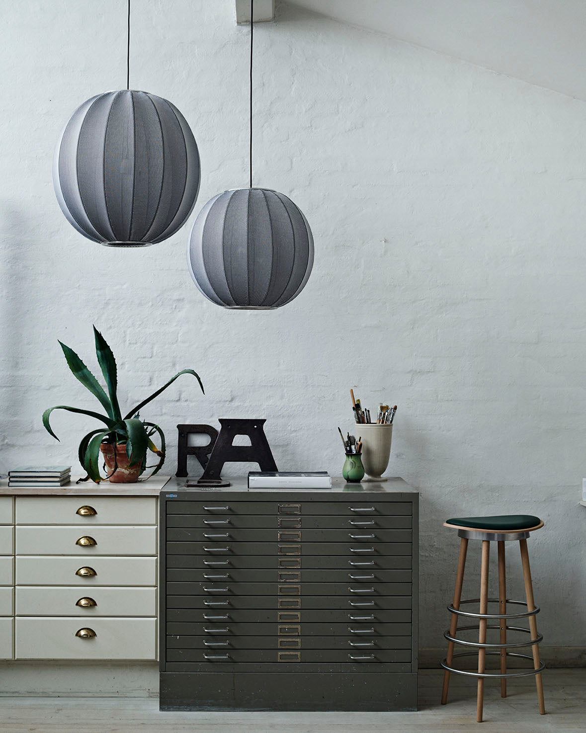 2 loftlamper i grå over kommoder