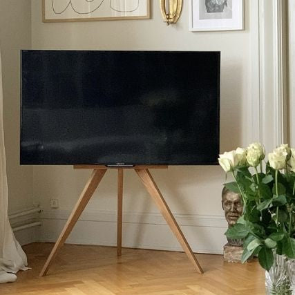 TV stander i træ i en stue