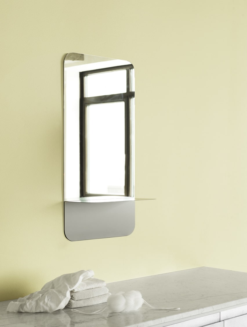 Firkantet spejl med indbygget hylde i grå