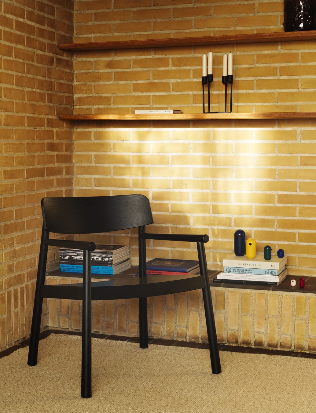 Loungestol i træ der står i hjørnet