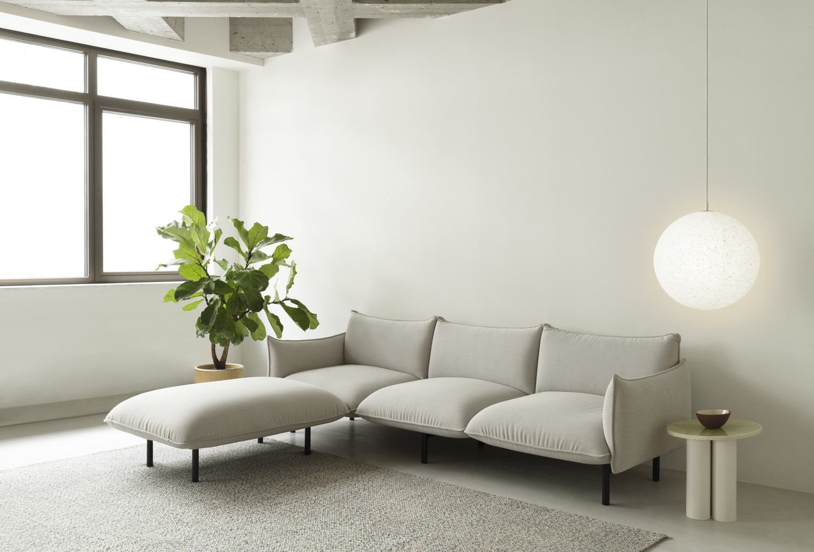 Grå stor sofa med grøn plante