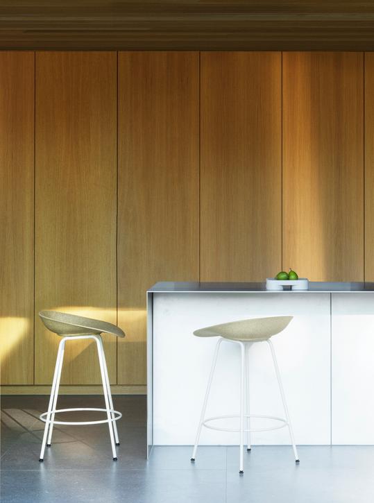 Køkken ø med 2 barstole