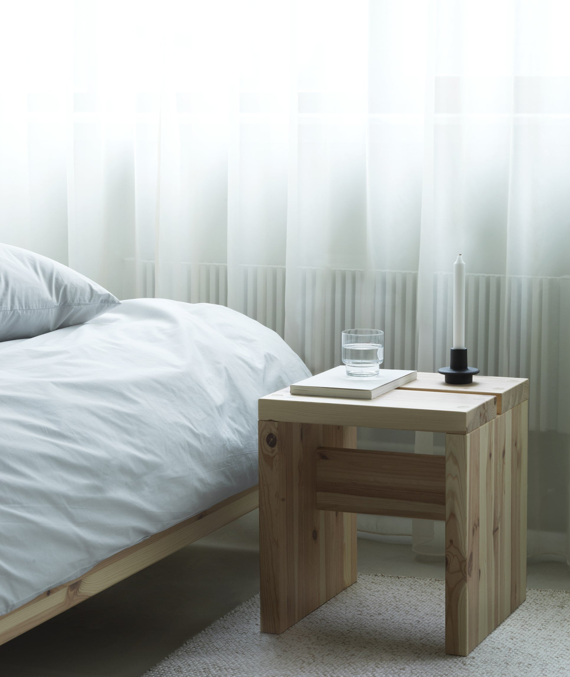 Lille bænk i træ som natbord