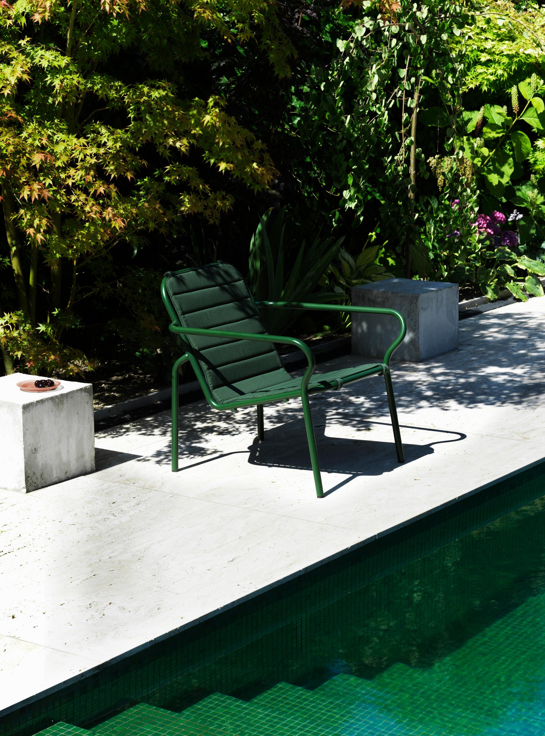Grøn havestol ved swimmingpool