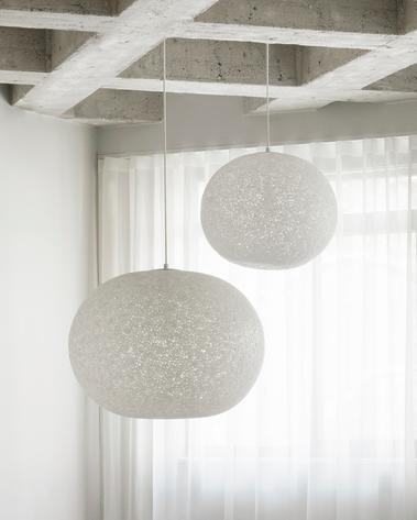 2 runde hvide loftlamper