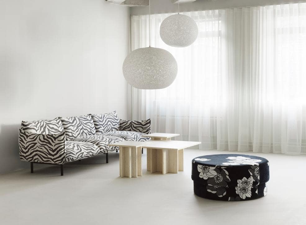 2 store loftlamper i hvid i stuen over sofa