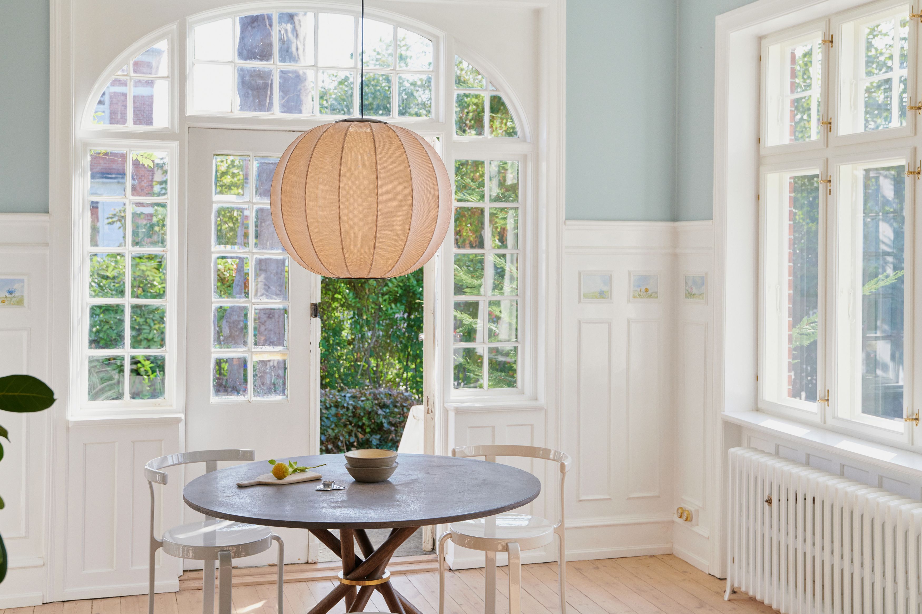 Loftlampe i hvid over spisebord