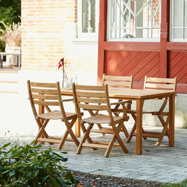Et havemøbelsæt i teaktræ