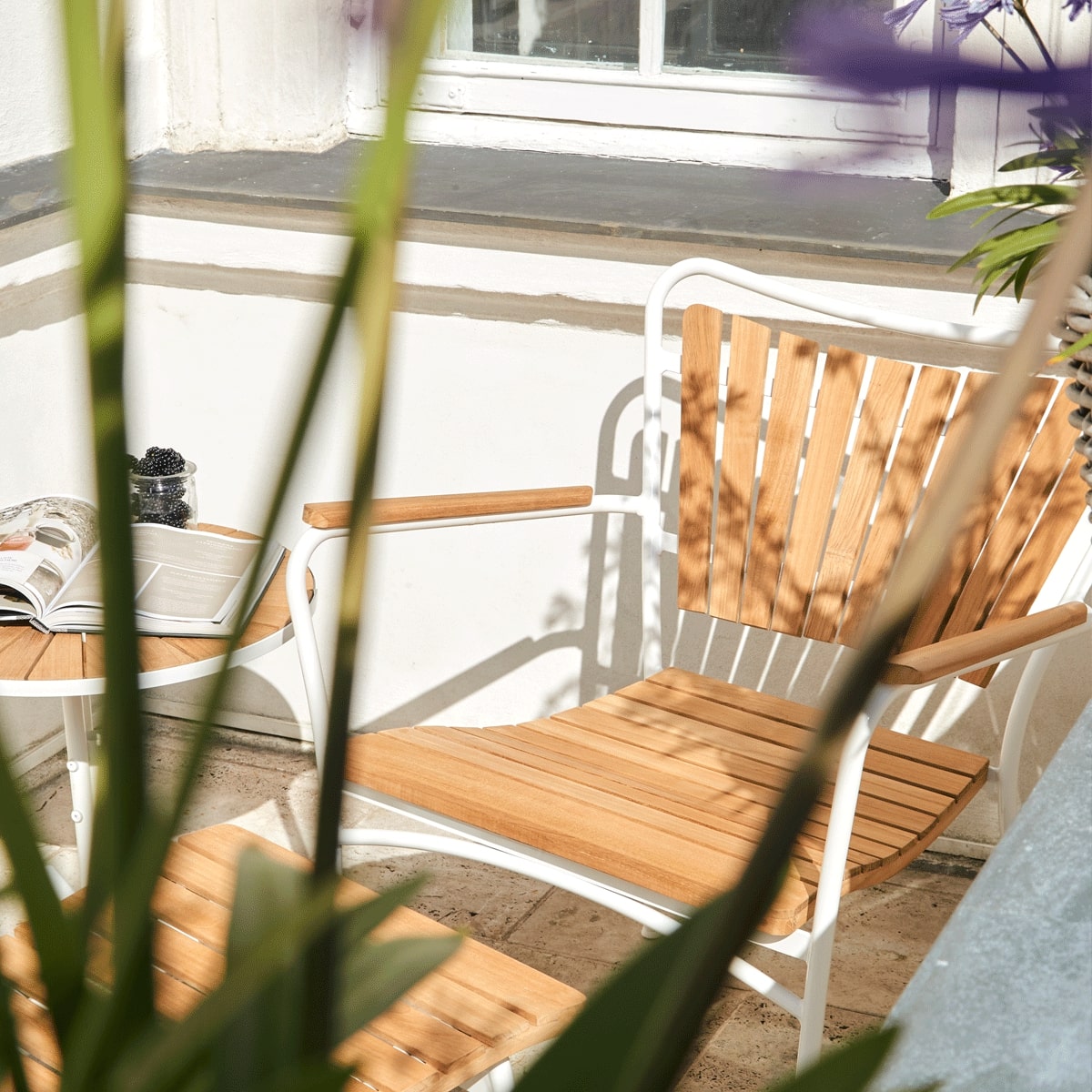 Loungestol i træ med hvidt stel