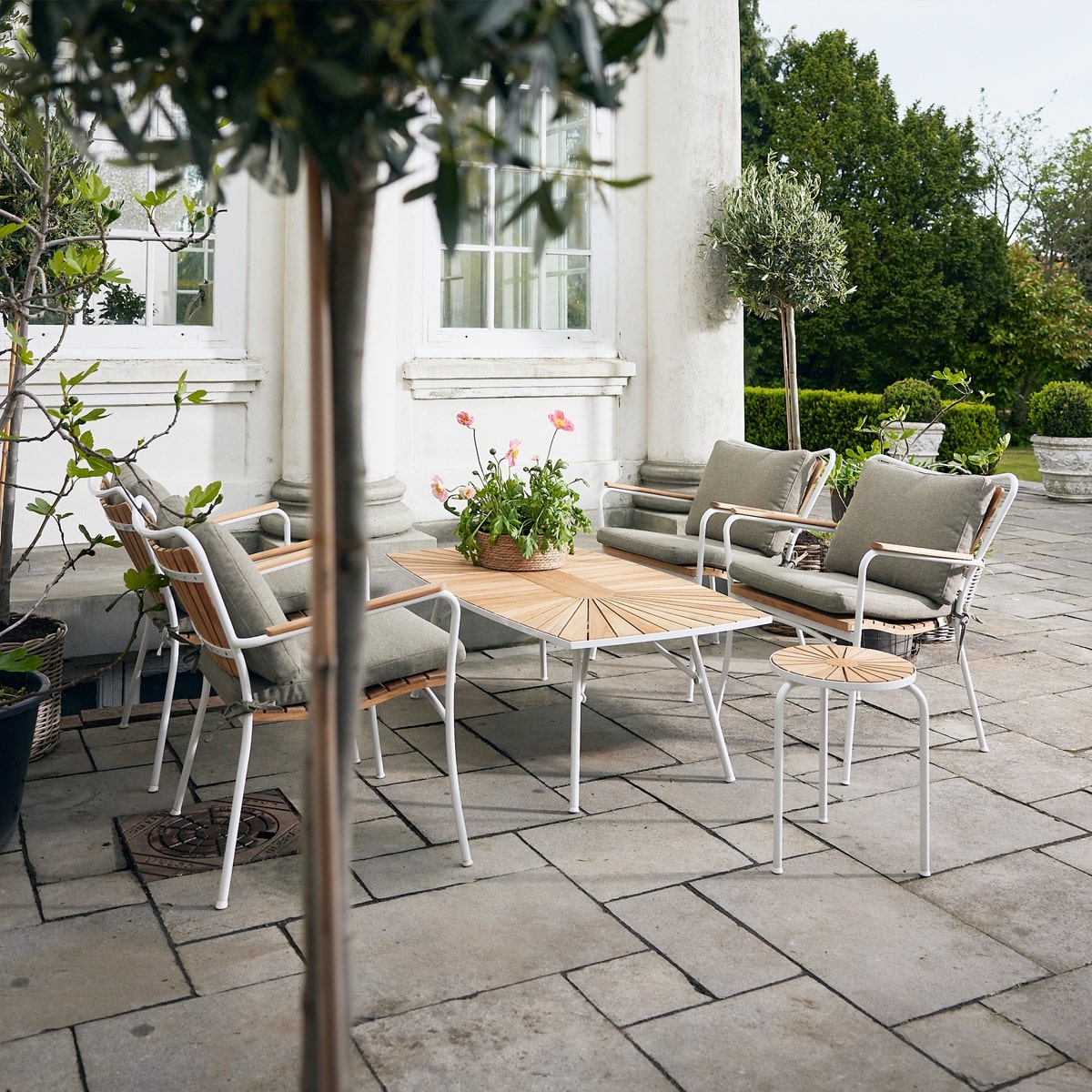 Loungebord med 4 stole med grå hynder i