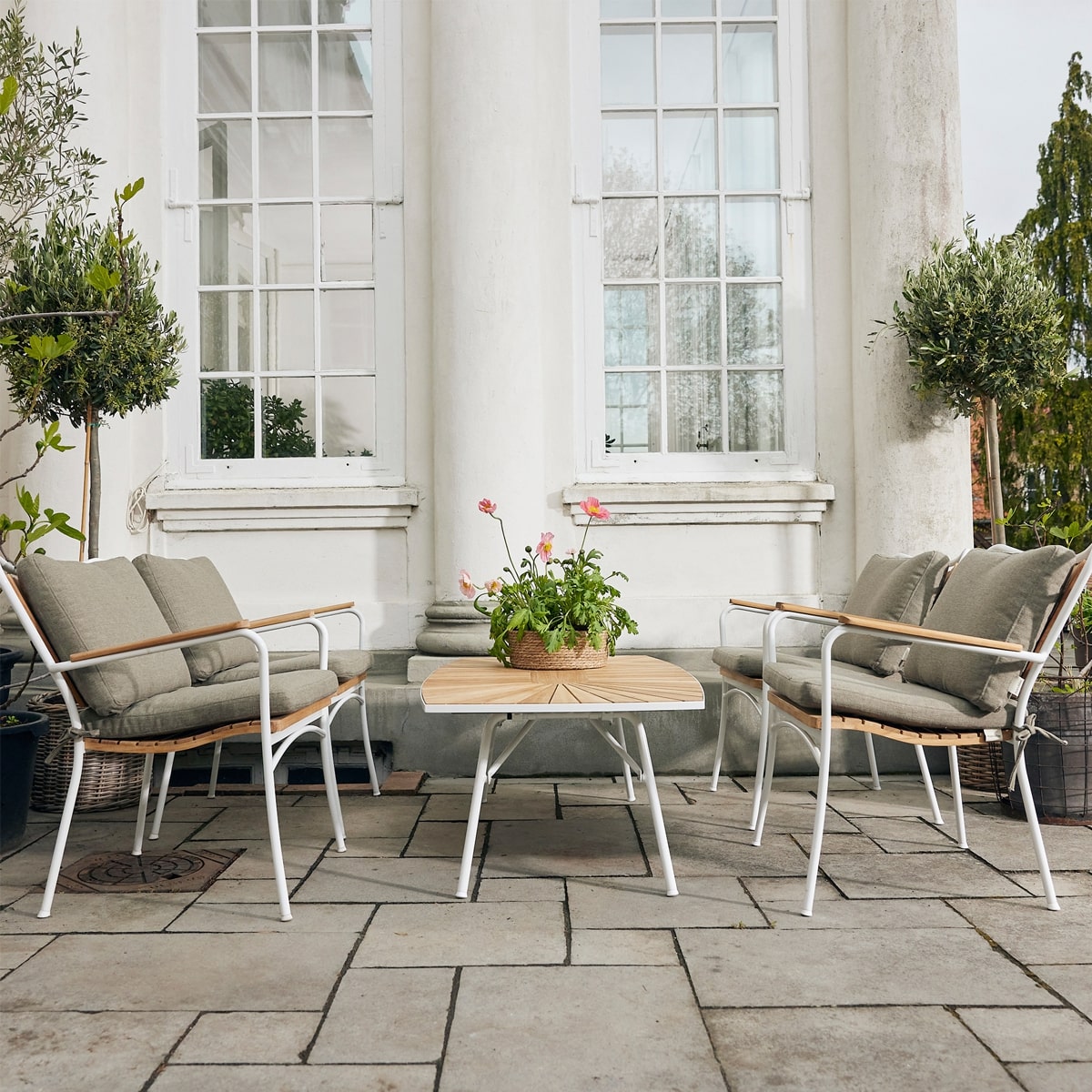 Loungesæt med bord og 4 stole i haven