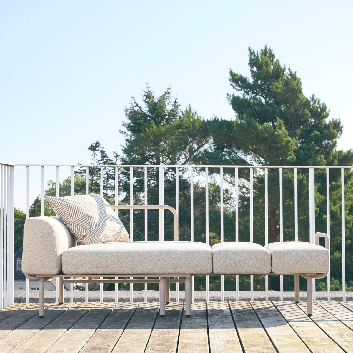 Loungestol trukket ud som bænk i beige