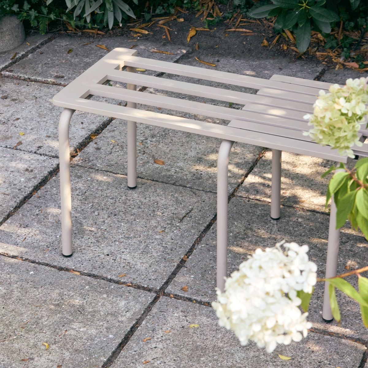 Udtræksbænk i nærbillede på terrasse