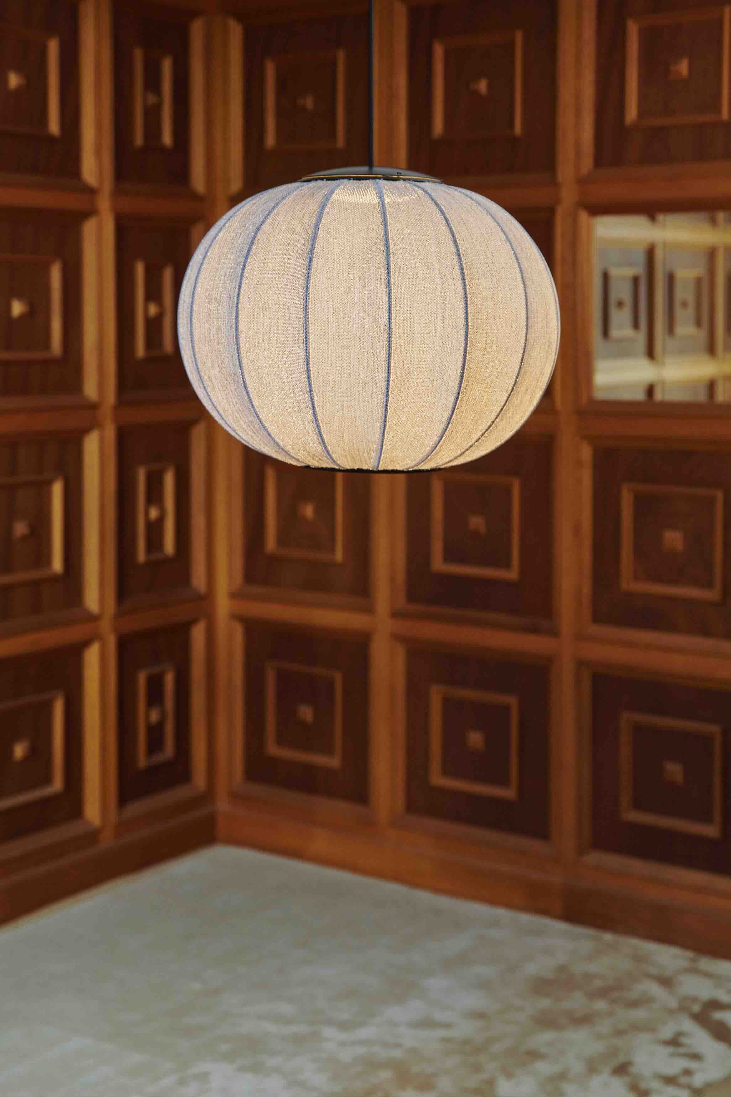 Rund loftlampe i strik i hvid med lys i