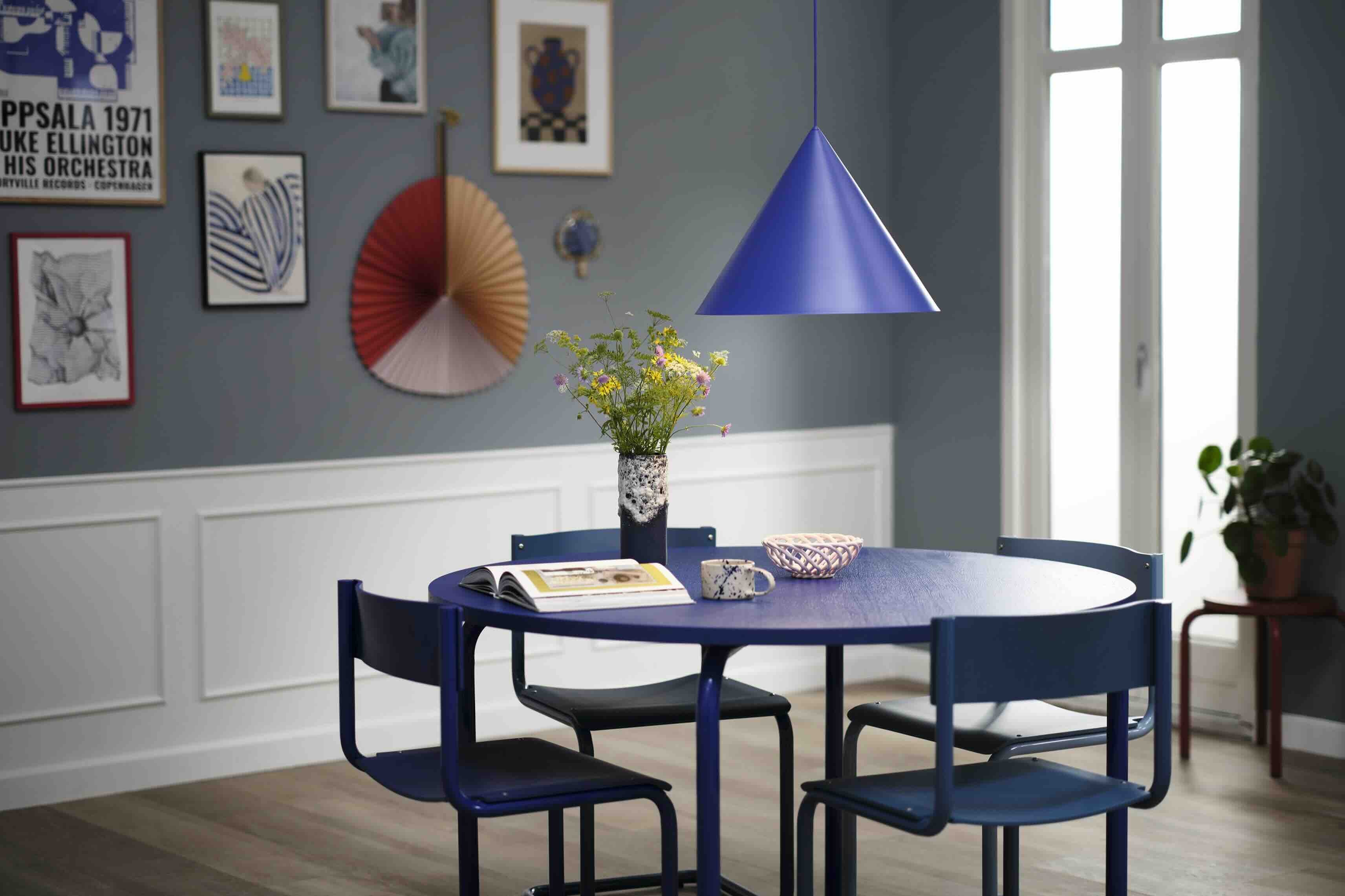 Blåt spisebord og spisestole
