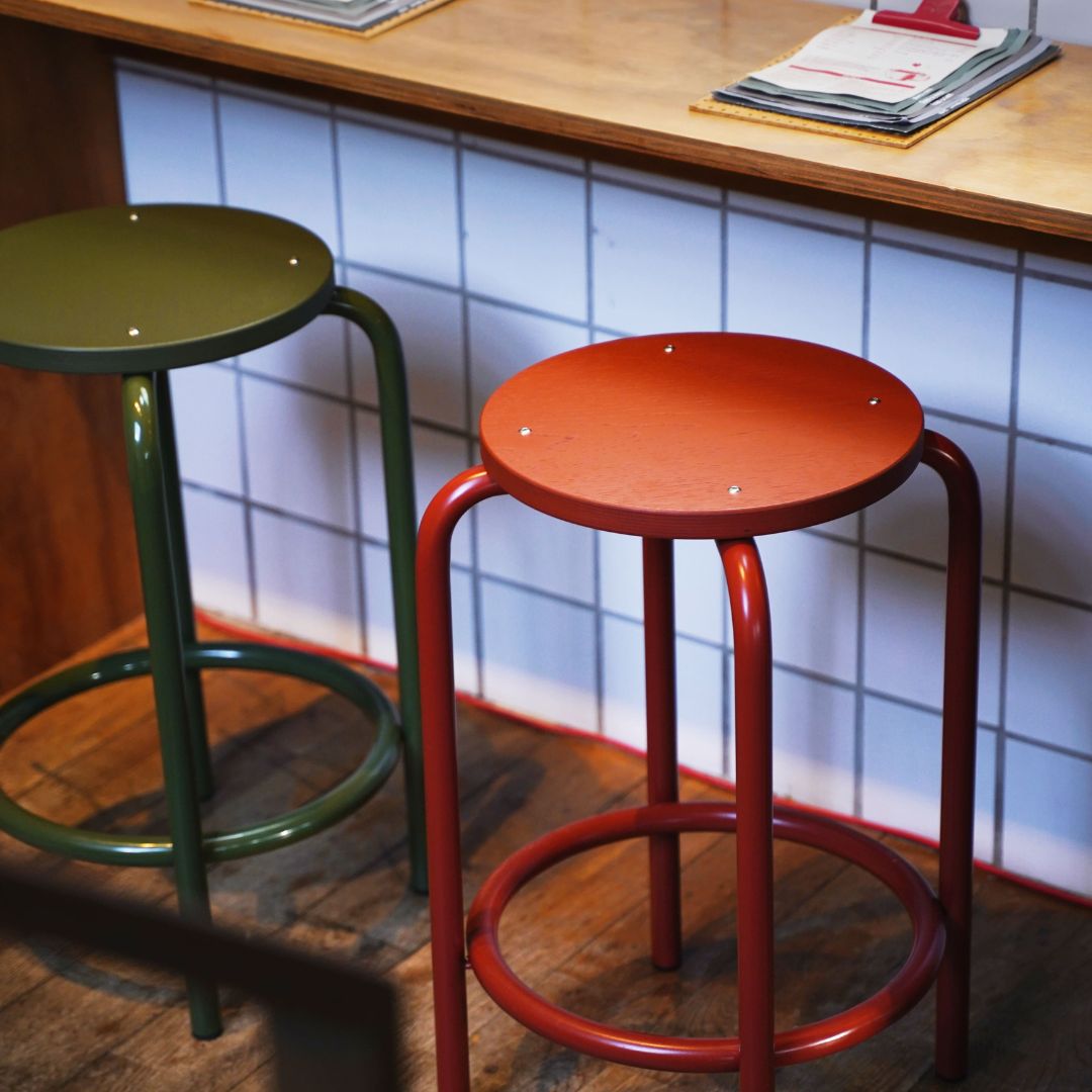 Rød og grøn skammel fra Anno Studio