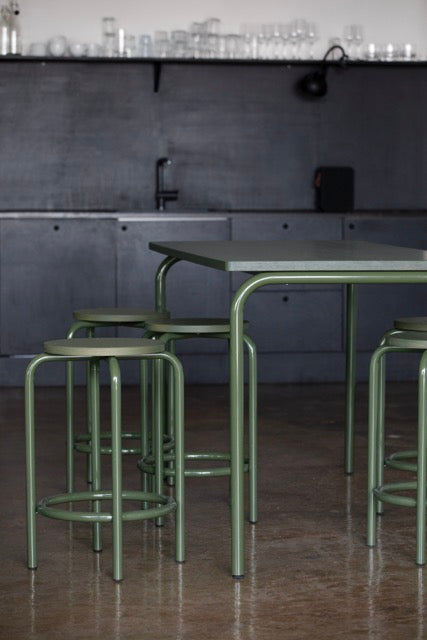 skammel ved spisebord i grøn