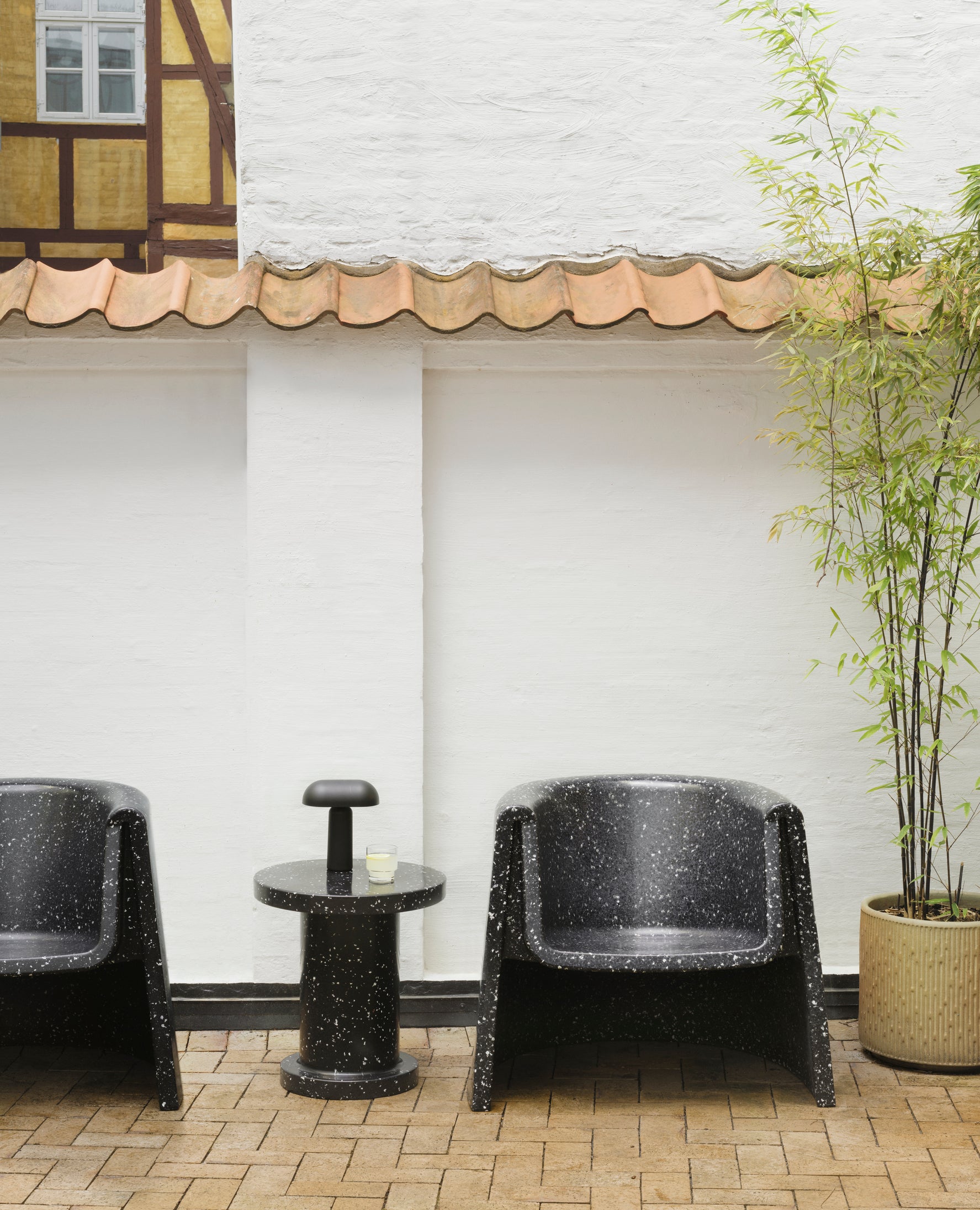 2 sorte havestole med sort bord