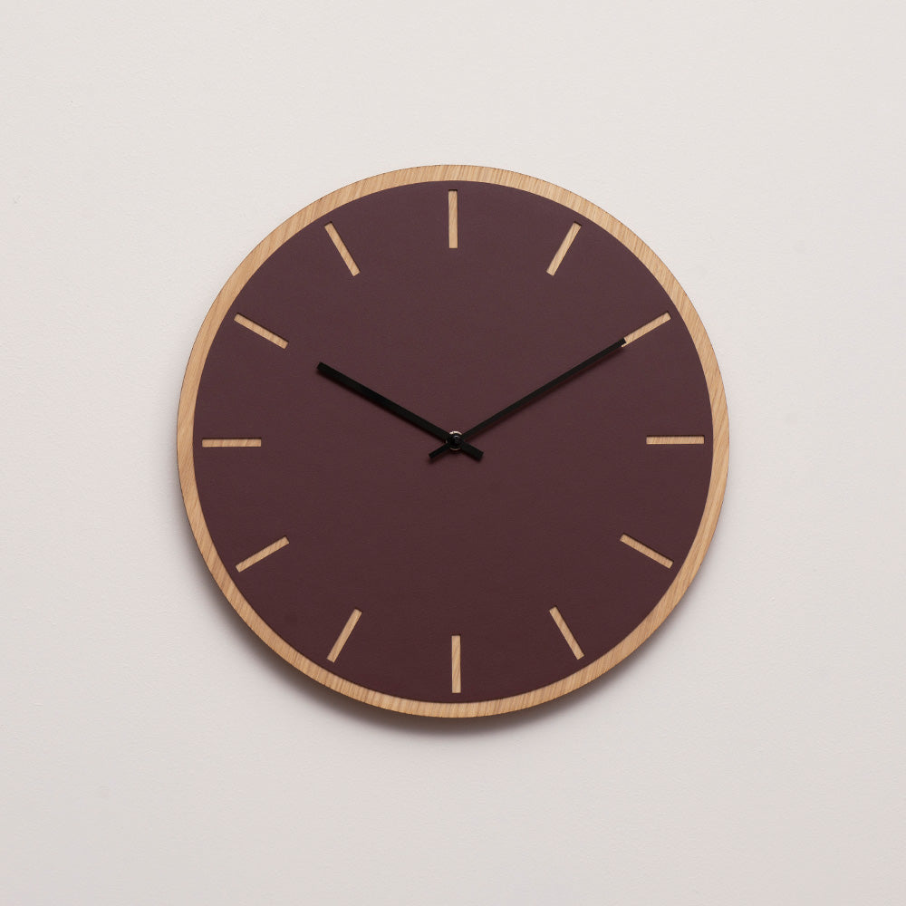 Ur i burgundy med lys træramme og sort viser