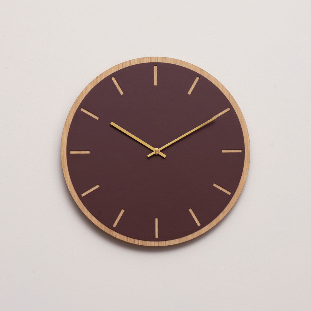 Ur i rød, lystræ og guld viser