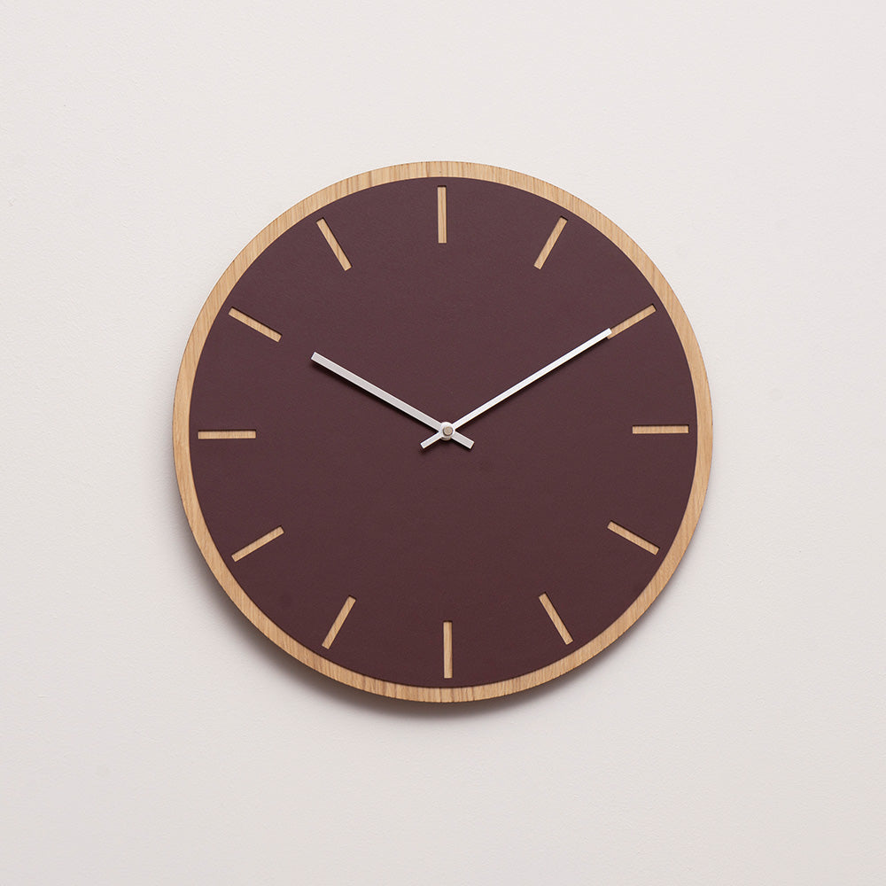 Ur i burgundy med lys træramme med sølv viser