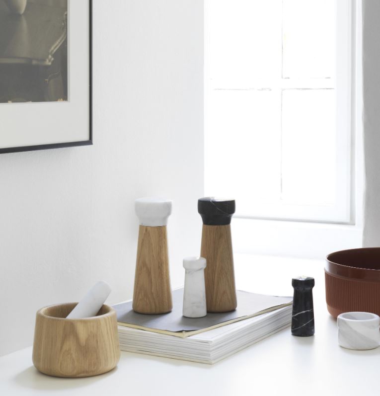 Billede af morter med støder, salt- og pepper kværne og et saltkar