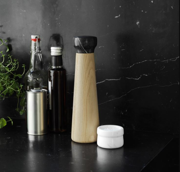 Saltkar og peberkværn stående i køkken