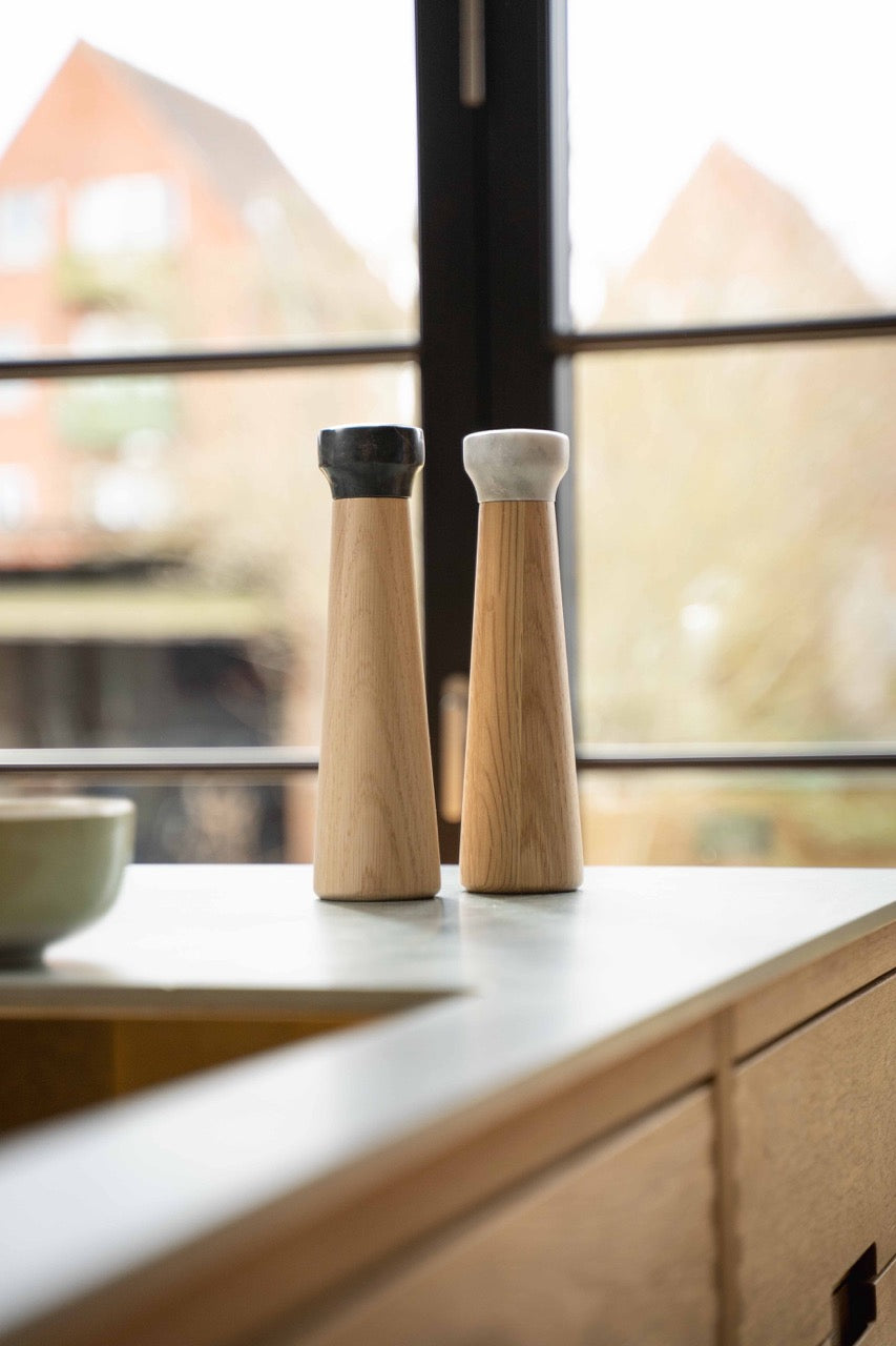 Salt og peberkværn på køkkenbord