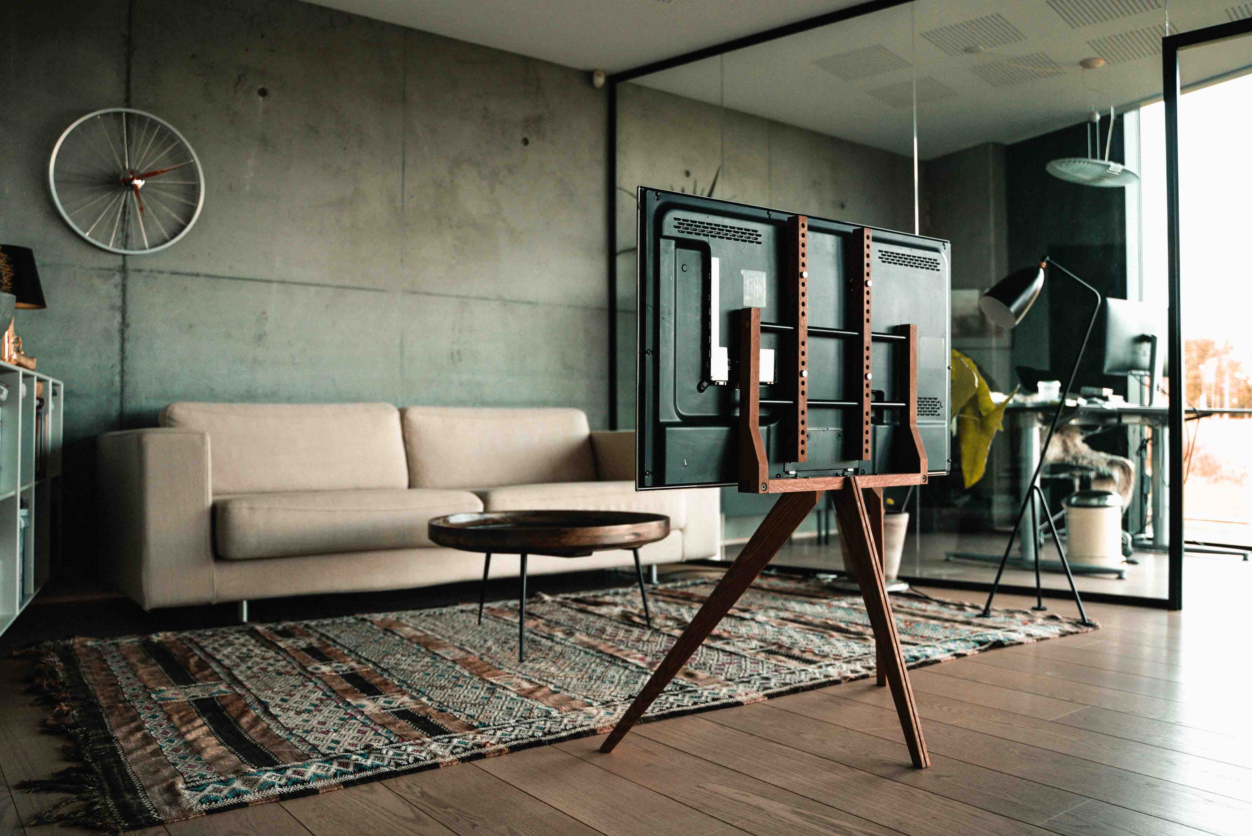 Tv stander i valnøddetræ i en stue