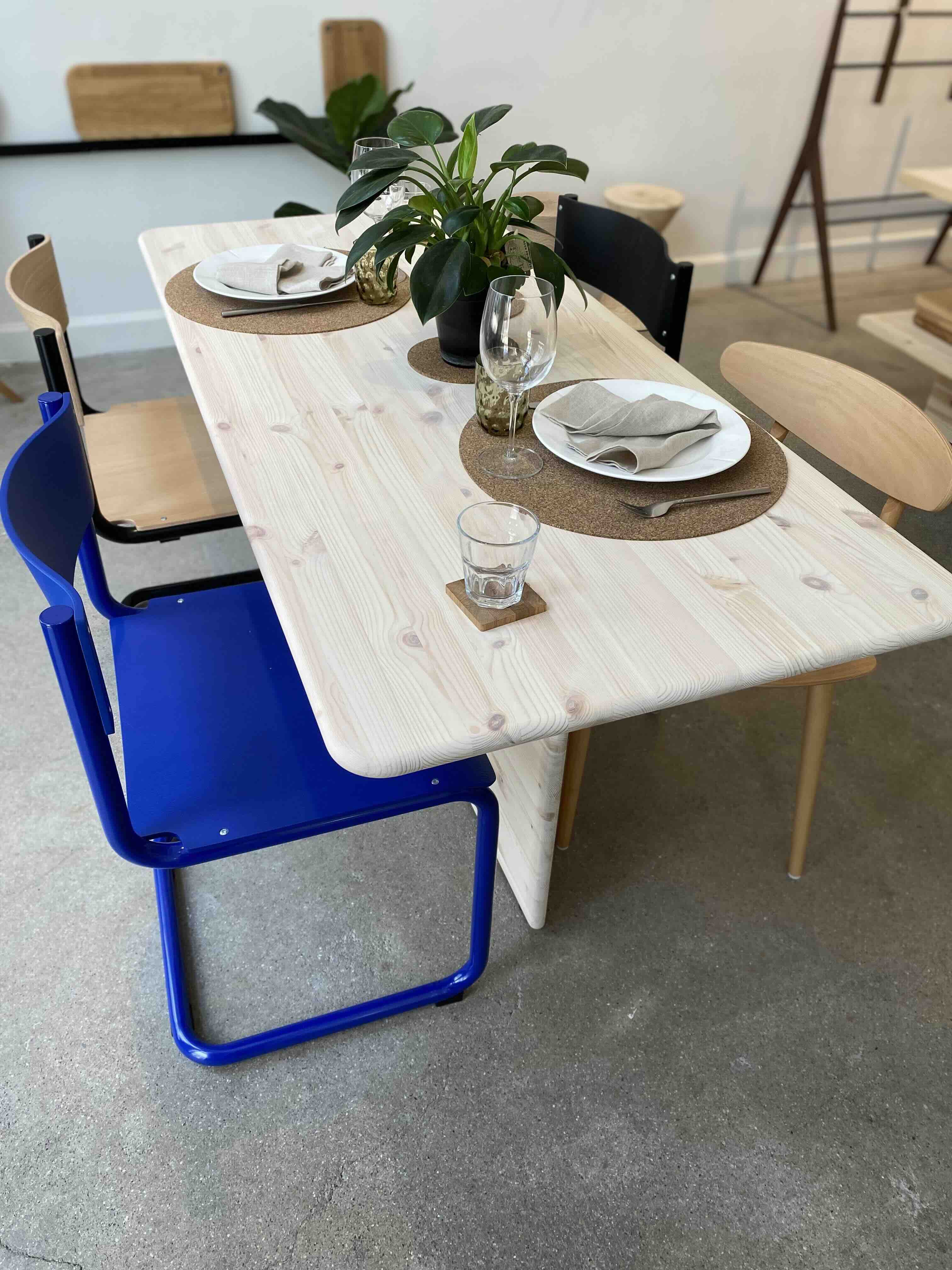 Dækket spisebord med forskellige stole