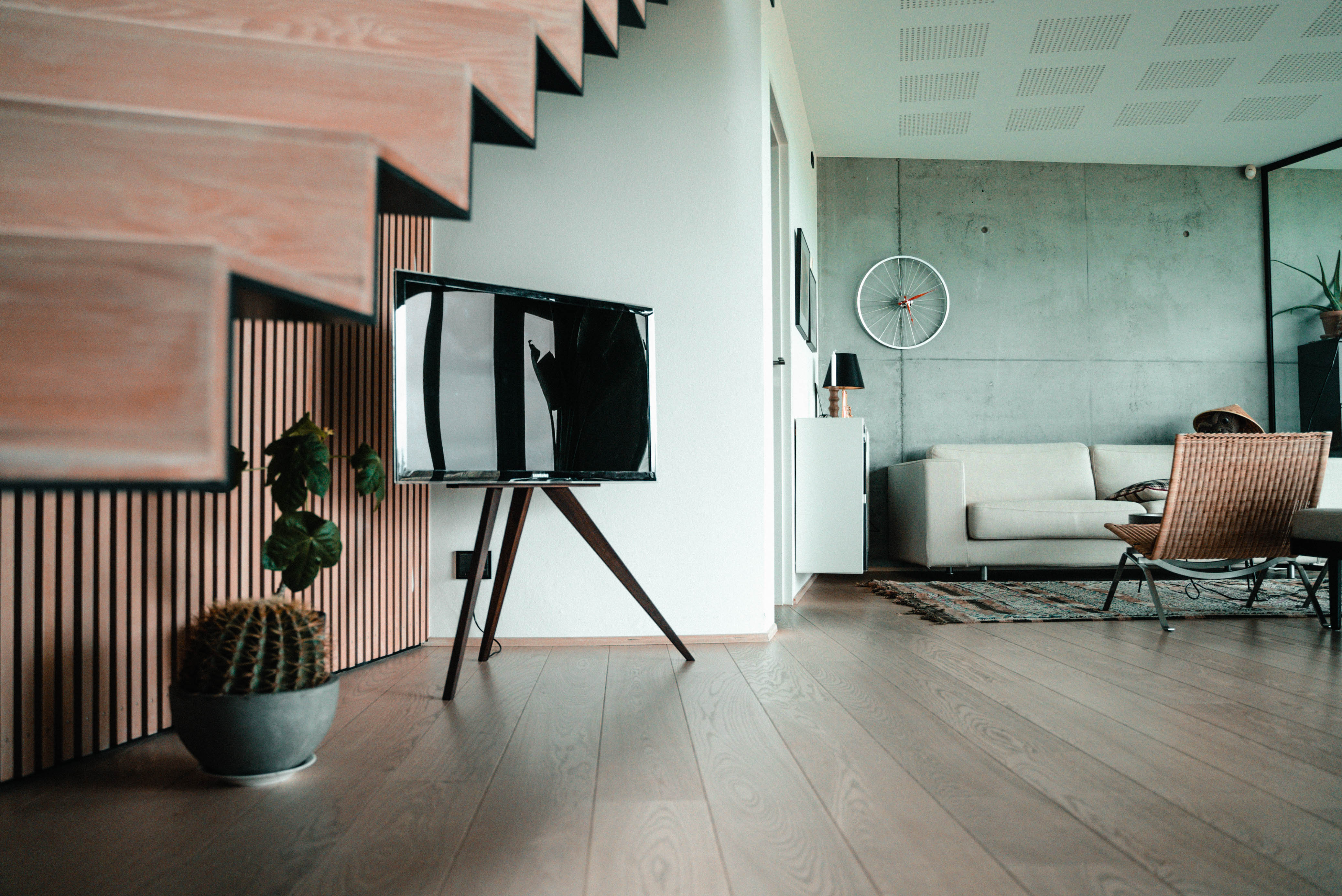 Stue med TV med stativ og sofa