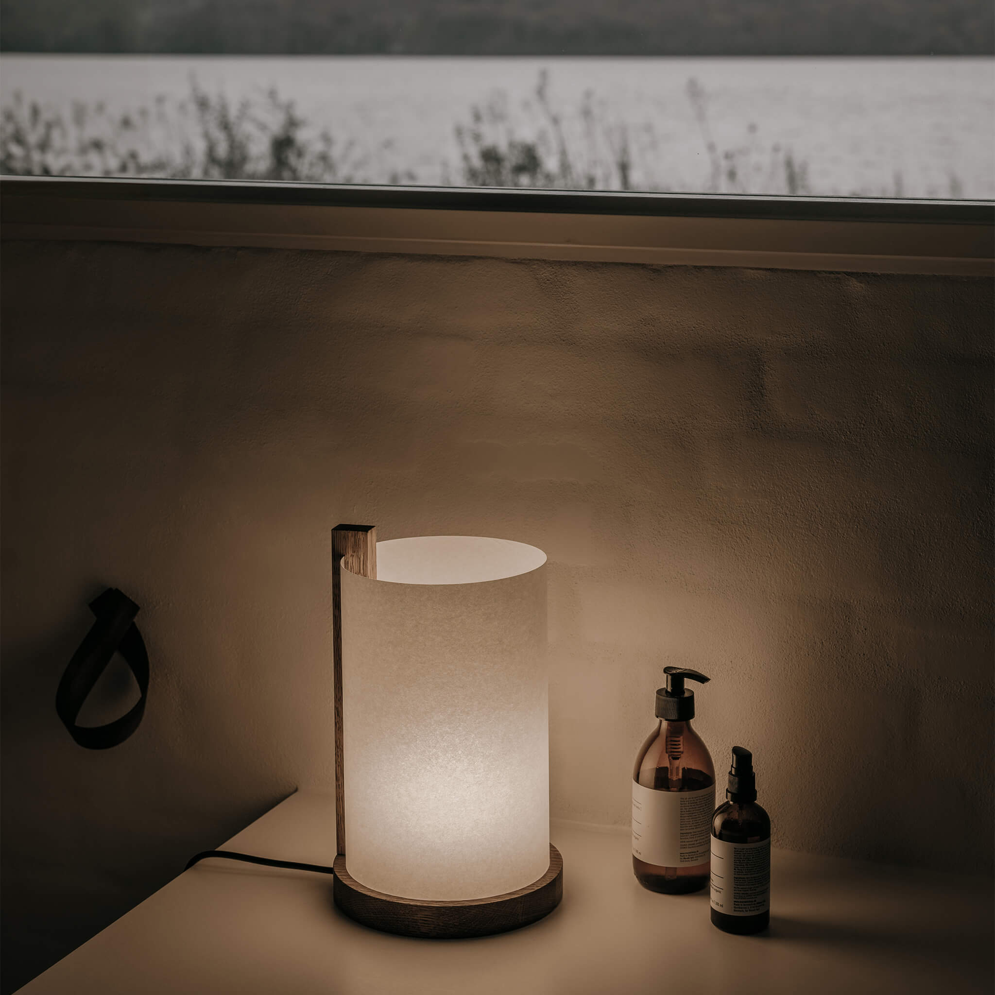 Bordlampe tændt i et mørkt rum