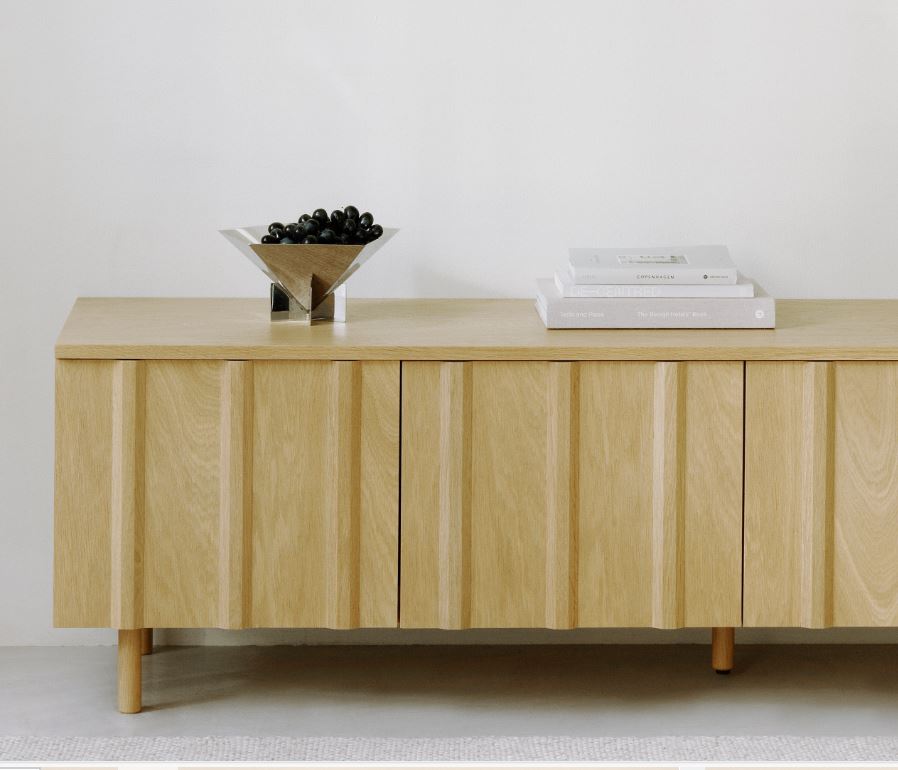 Sølv skål med 5 kanter, stående på kommode i egetræ