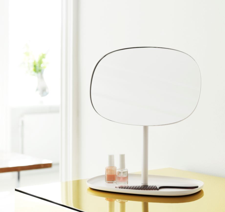 Bord spejl med inkorporerede hylde, hvor der er plads til pynte ting.