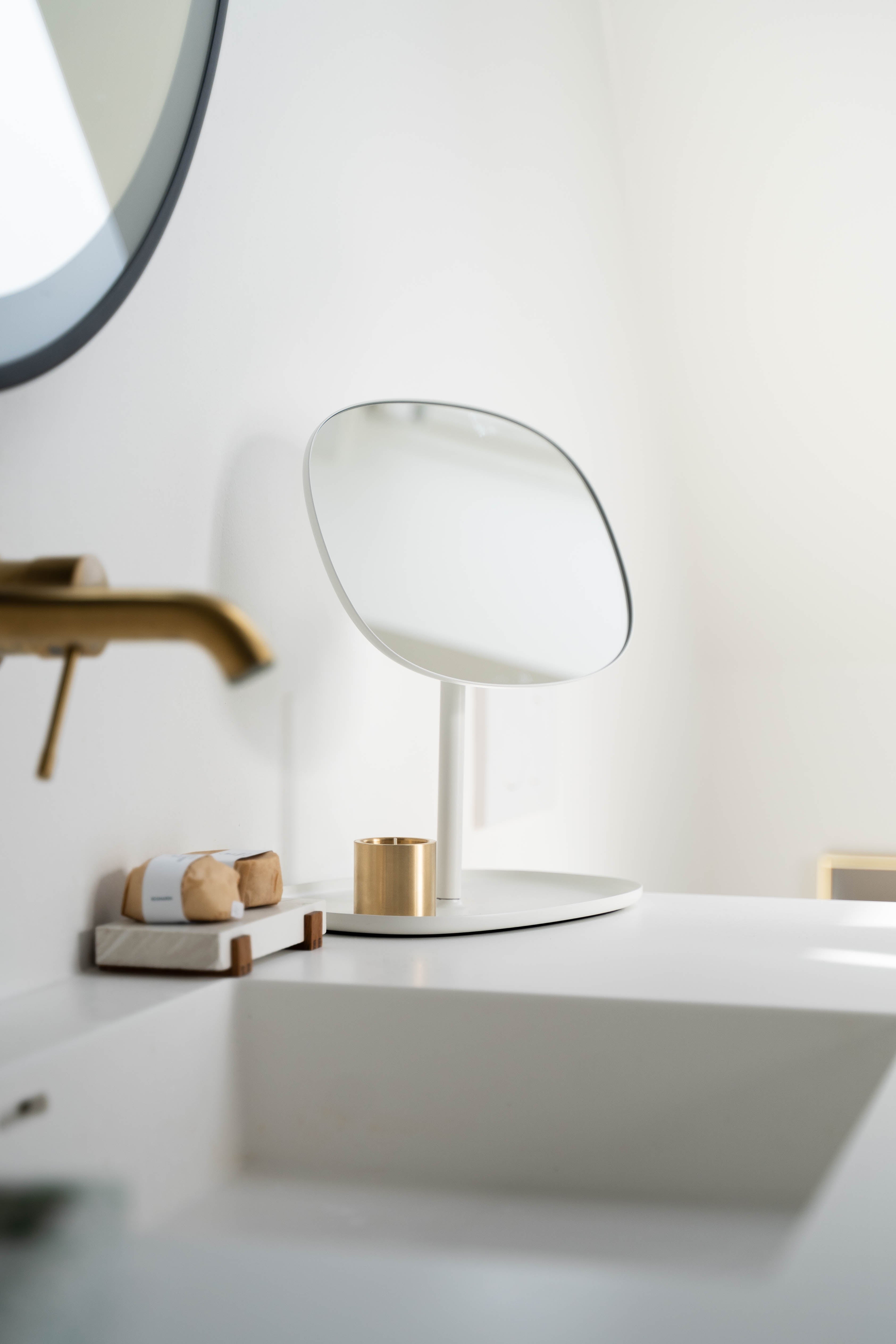 Lille spejl på badeværelsesmøbel