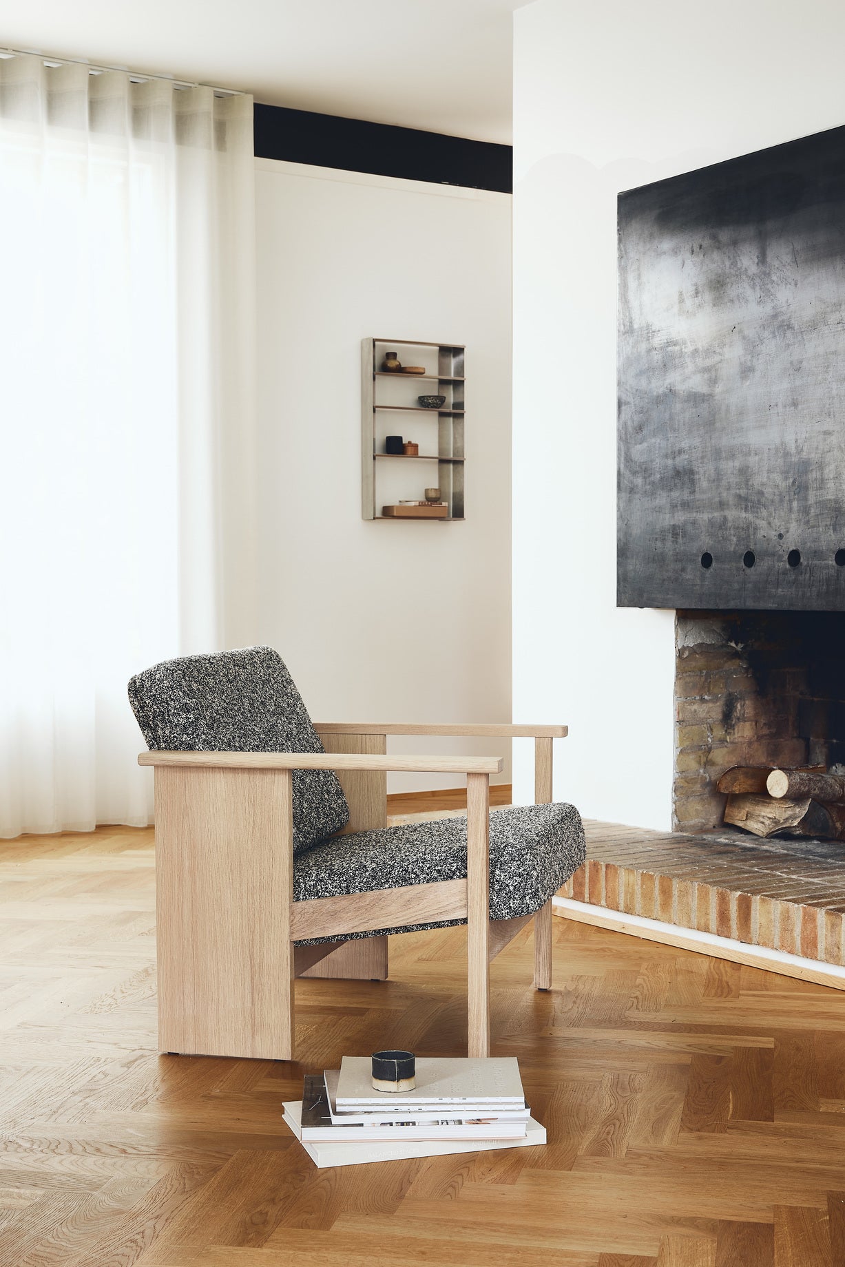 Stue med loungestol i eg og sort / hvid tekstil