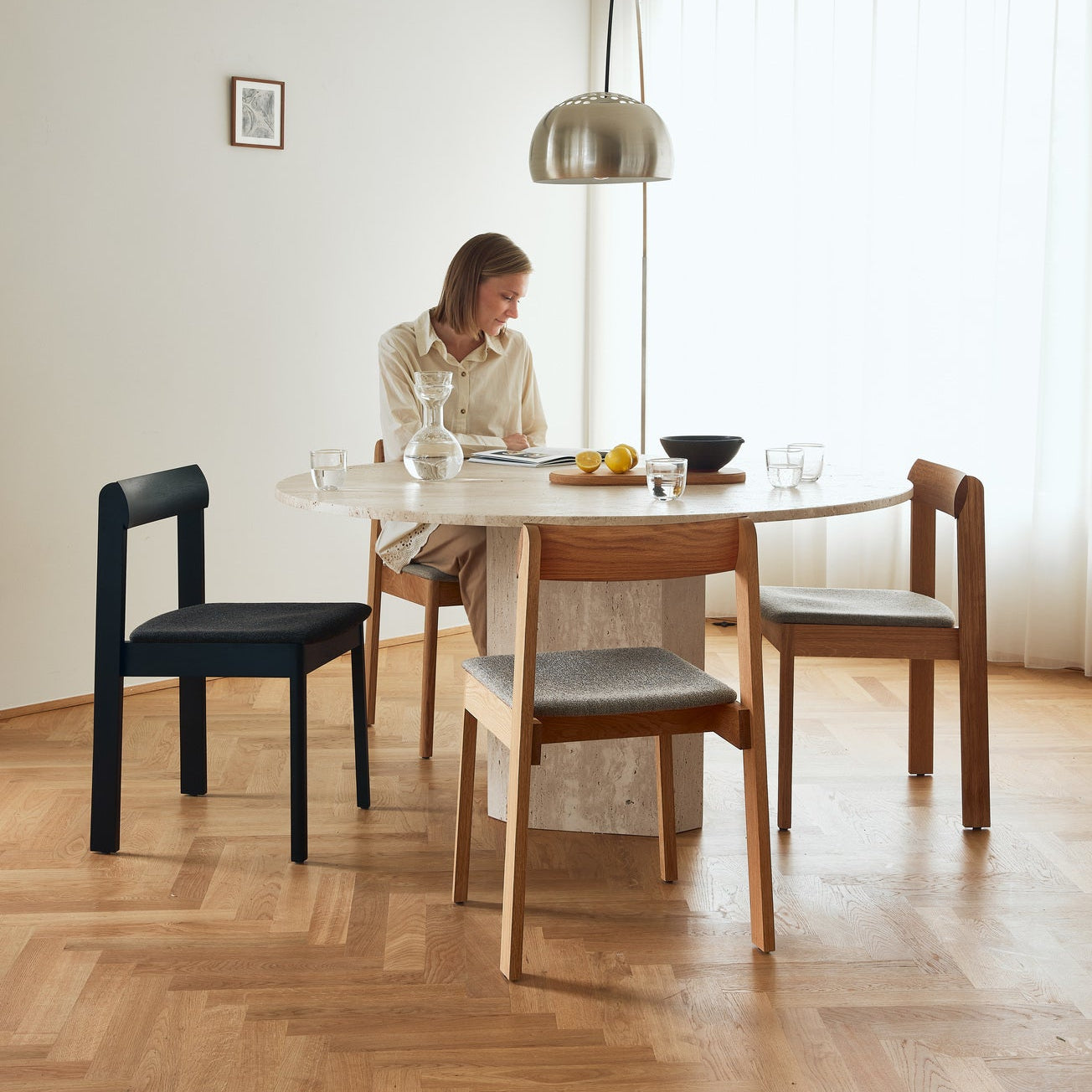 Rundt spisebord i lys marmor med egetræs spisebordsstole