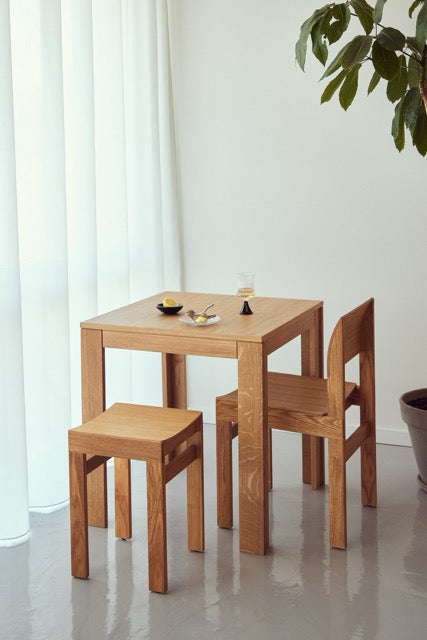Sonder spisebordsstol i træ - Form & Refine