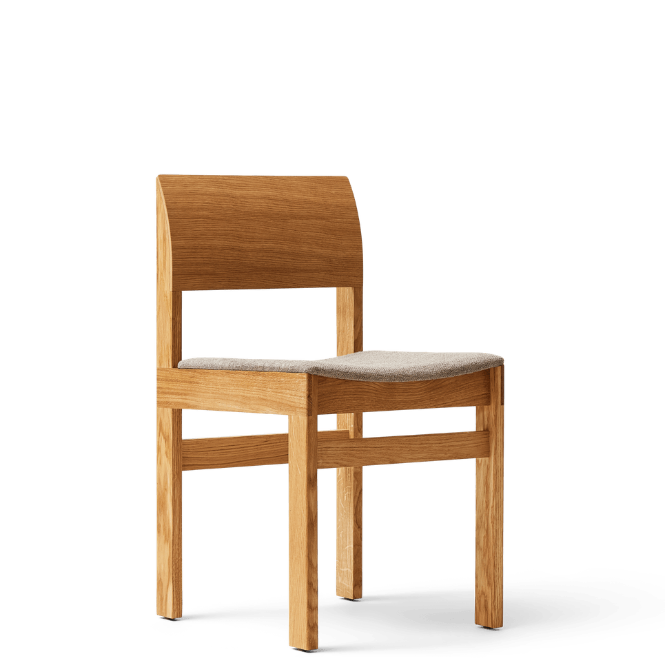 Sonder spisebordsstol i træ - Form & Refine