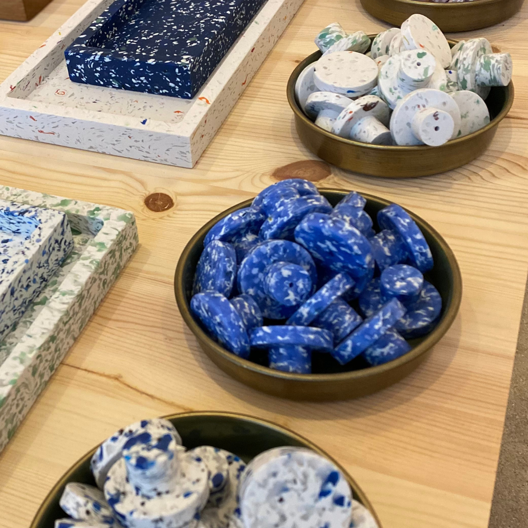 Moodbillede af bakker og greb i flere farver