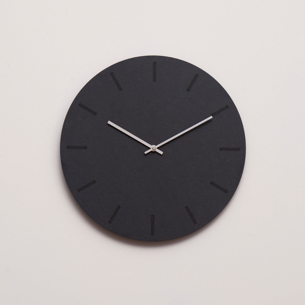 Grå ur med sølv viser