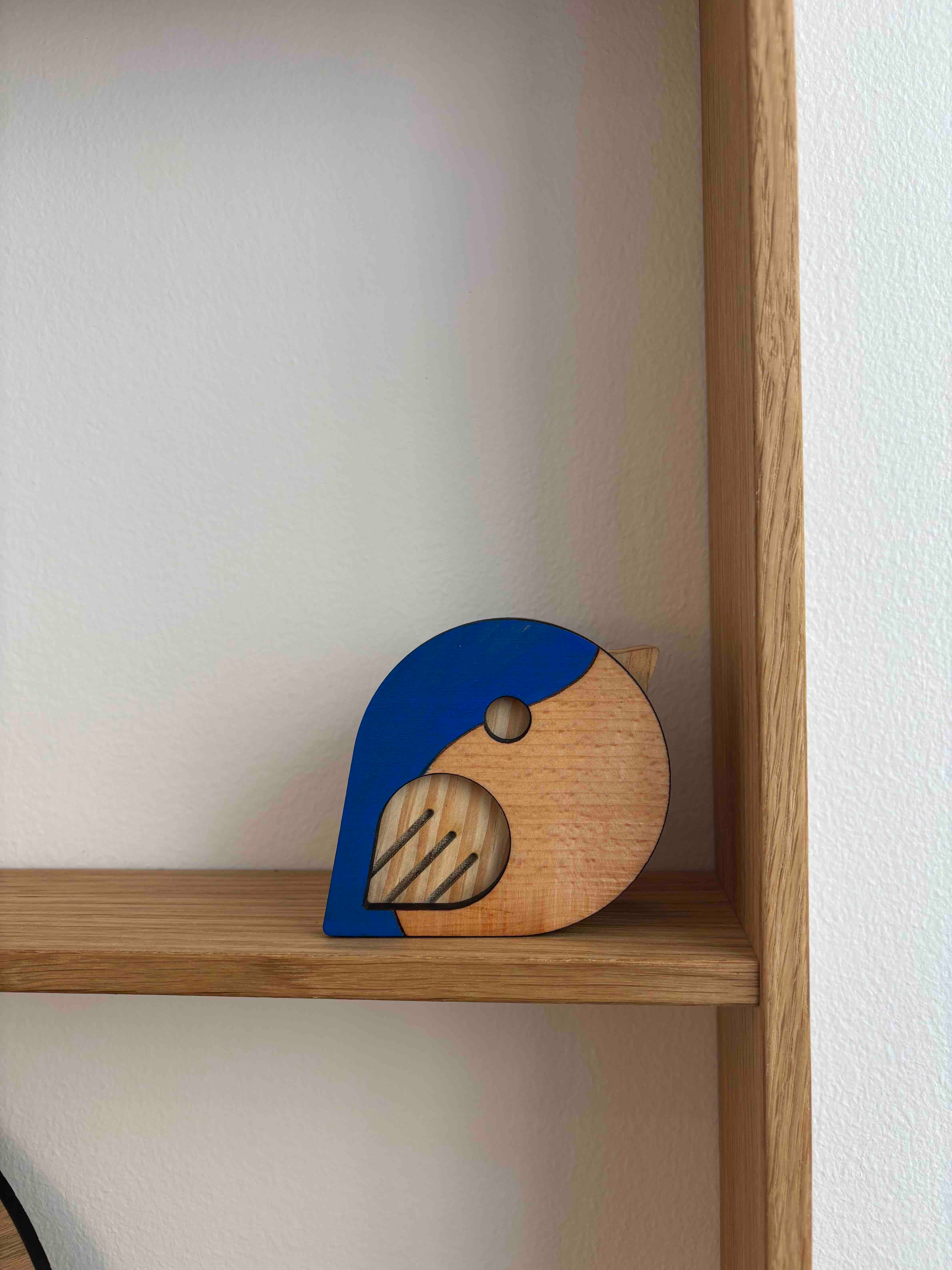 Fugl som figur i træ med blå farve