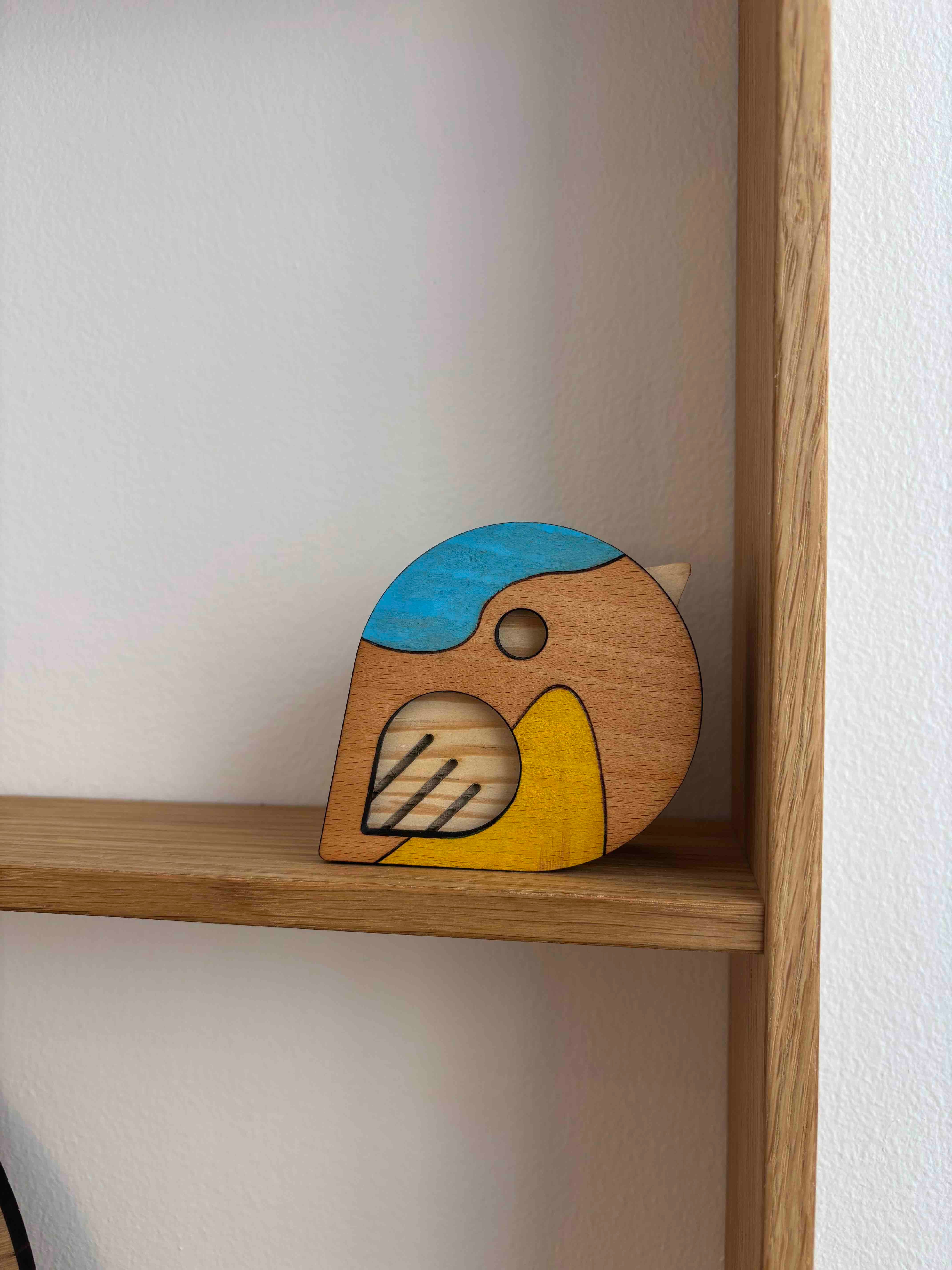 Fugl som figur i træ med farver