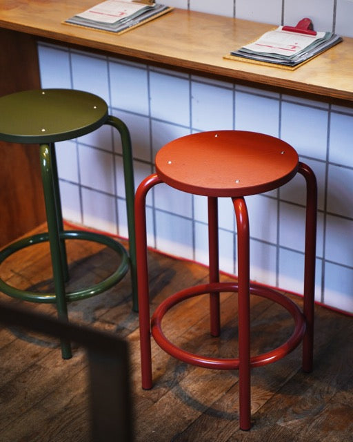 Skammel med trin til foden i grøn og orange