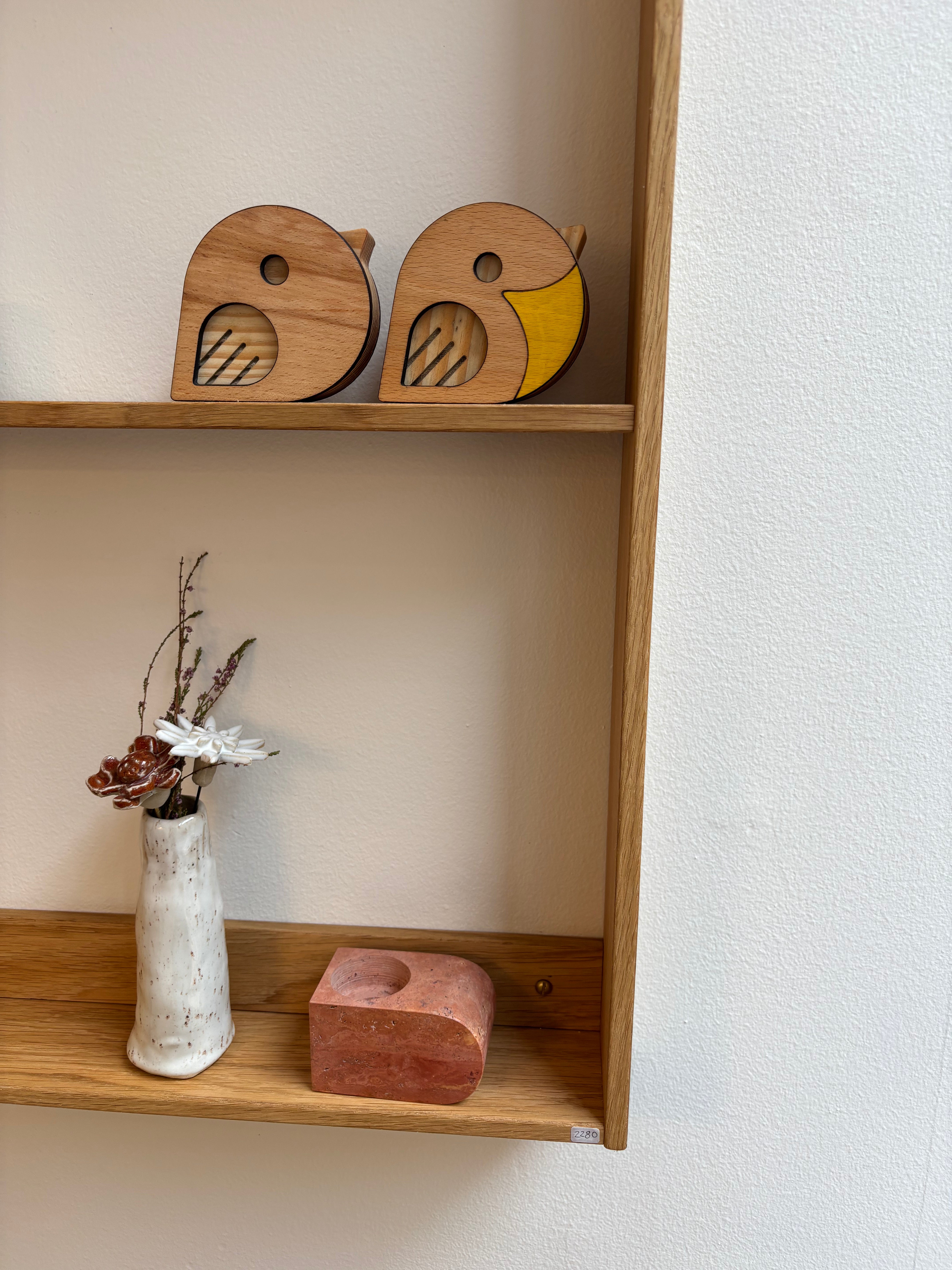 Træ fugl i lys træ med gule detaljler