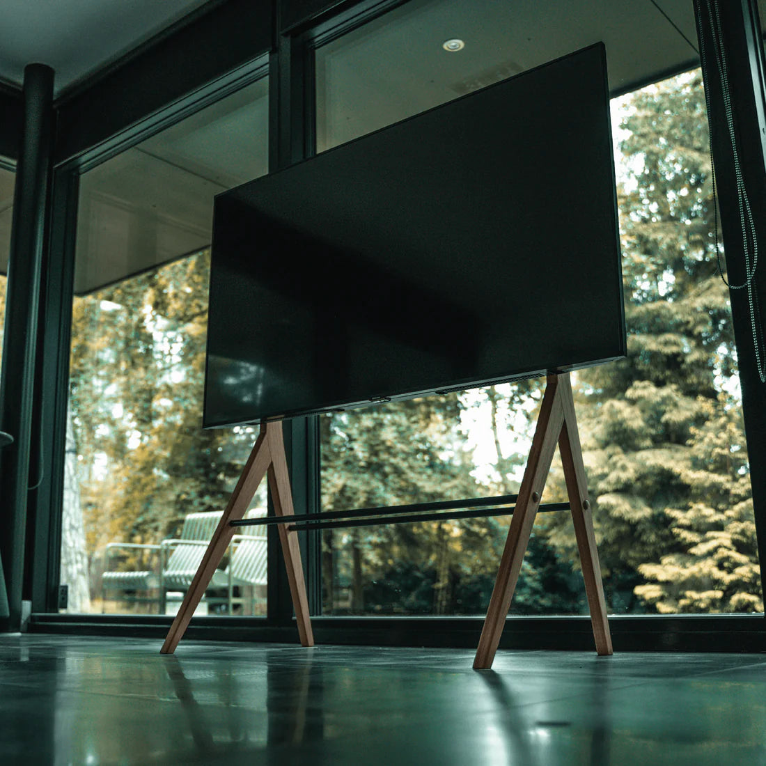 tv stander i træ med fladskærm på