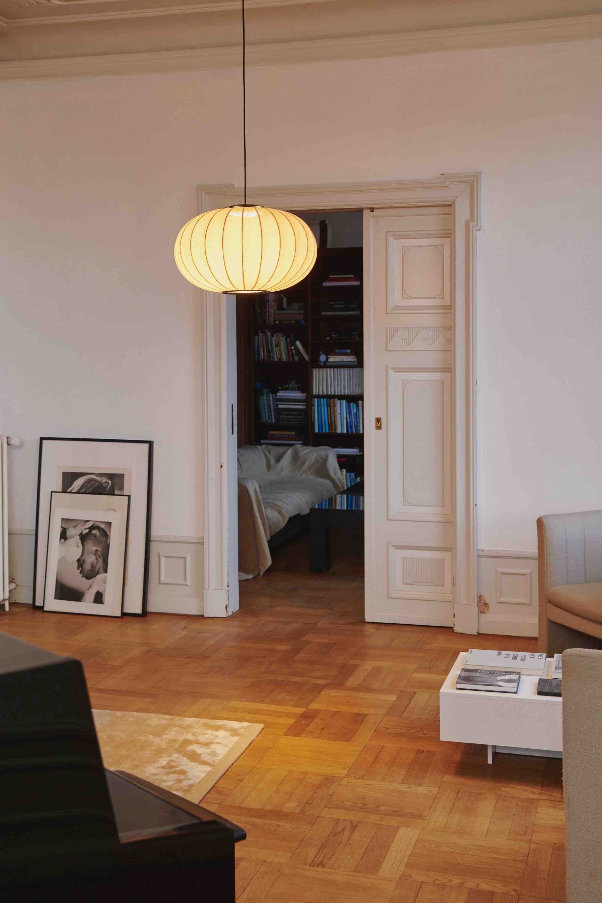 Stue med loftlampe med lys i, med sort ledning