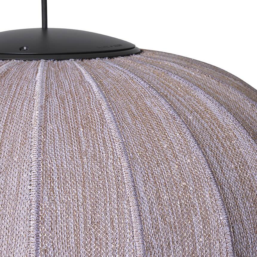 Nærbillede af loftlampe i lilla med guld detaljer